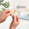 Zwei Hände halten einen Gesichtsschwamm aus Naturschwamm mit Schaum für sanftes Peeling und porentiefe Reinigung