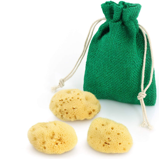 Drei Kosmetikschwämme aus Naturschwamm mit grünem Stoffbeutel – natürlich, plastikfrei und ideal für die Hautpflege