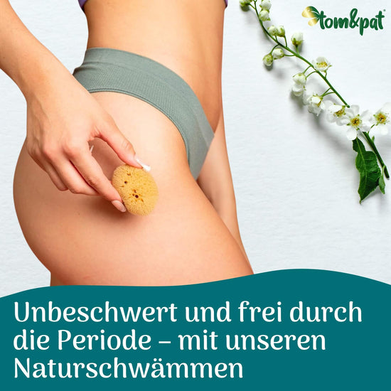 Frau in Unterwäsche hält Menstruationsschwamm in der Hand, natürliche und sanfte Alternative für die Periode von tom&pat