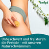 Frau in Unterwäsche hält Menstruationsschwamm in der Hand, natürliche und sanfte Alternative für die Periode von tom&pat