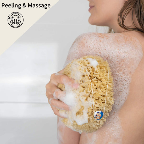 Frau beim Einseifen mit Naturschwamm – ideal zur Massage und als Peelingschwamm bei der täglichen Dusche