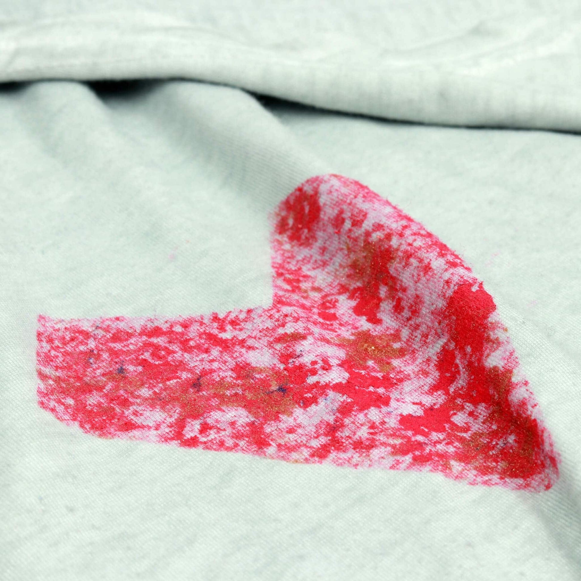 Rotes Herz auf Stoff mit Naturschwamm getupft – ideal für Textilgestaltung mit Kindern und Künstlern.